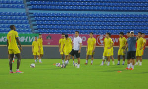 tiet-lo-ly-do-clb-nam-dinh-quyet-dinh-thue-thay-ngoai-voi-muc-gia-ky-luc