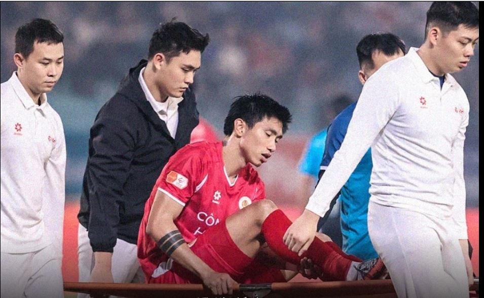 Văn Hậu chấn thương.