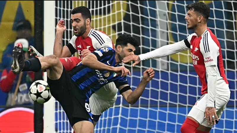 martin-keown-bi-cong-kich-vi-benh-arsenal